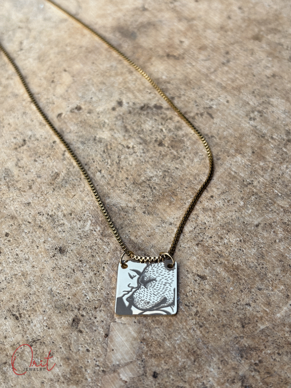 חריטת תמונה על שרשרת עופרי